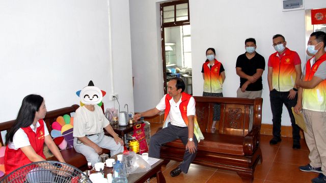 210929-【黨建+公益】彰顯體彩責任擔當 貼心慰問送溫暖 中山體彩國慶節前慰問幫扶夏洋社區困難群